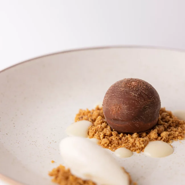 Food - Dolce a forma di palla con crema