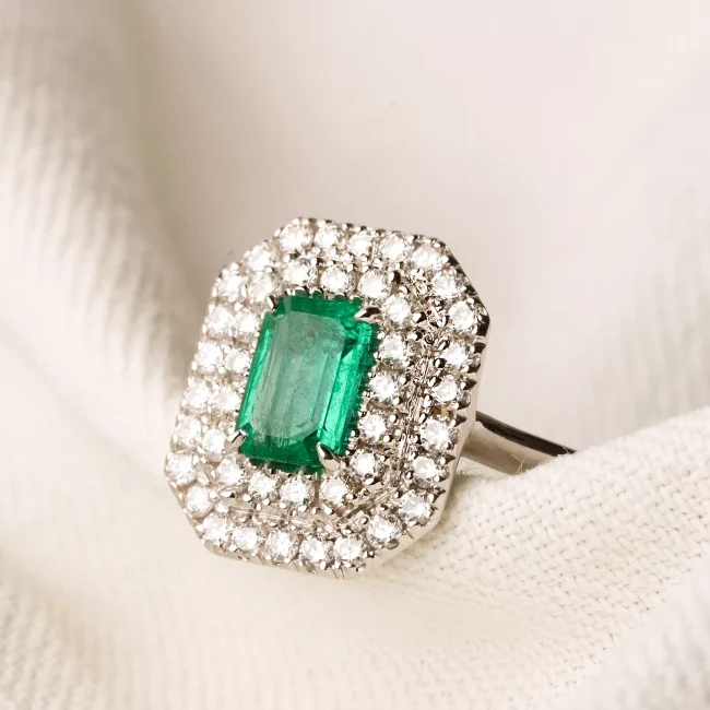 Gioielleria - Anello in pietra verde e brillanti