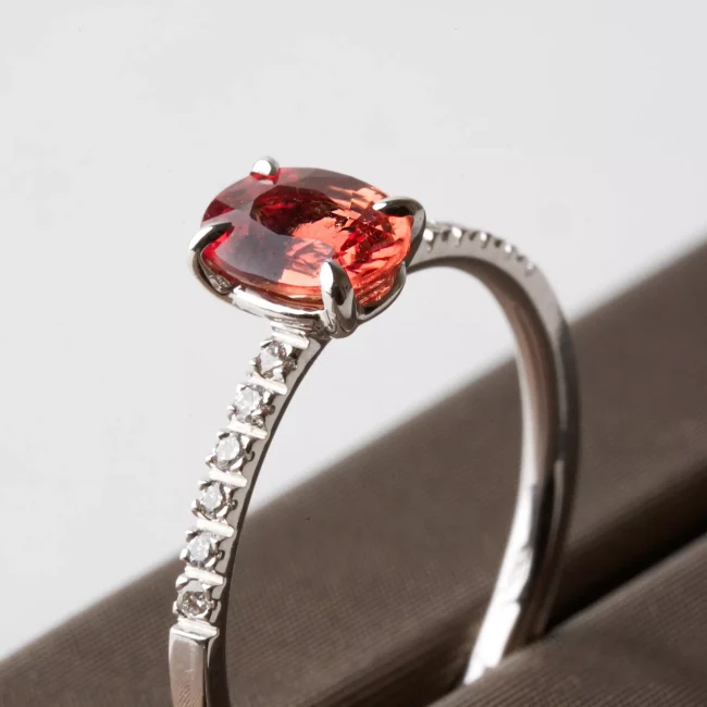 Gioielleria - Anello in pietra rossa e brillanti
