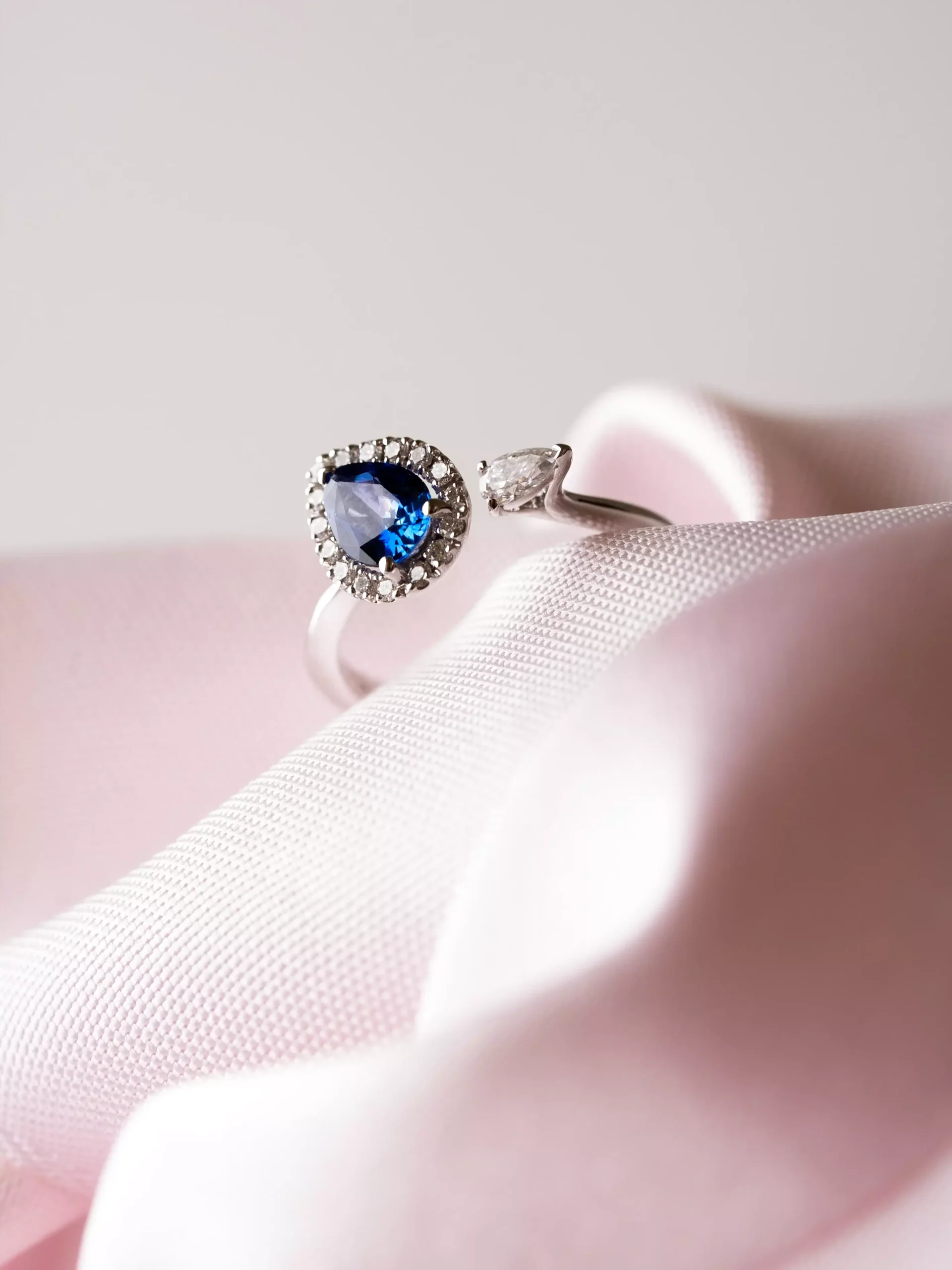 Gioielleria - Anello in pietra blu e brillanti