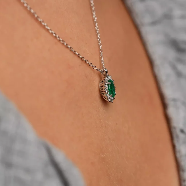 Gioielleria - Collana con pietra smeraldina