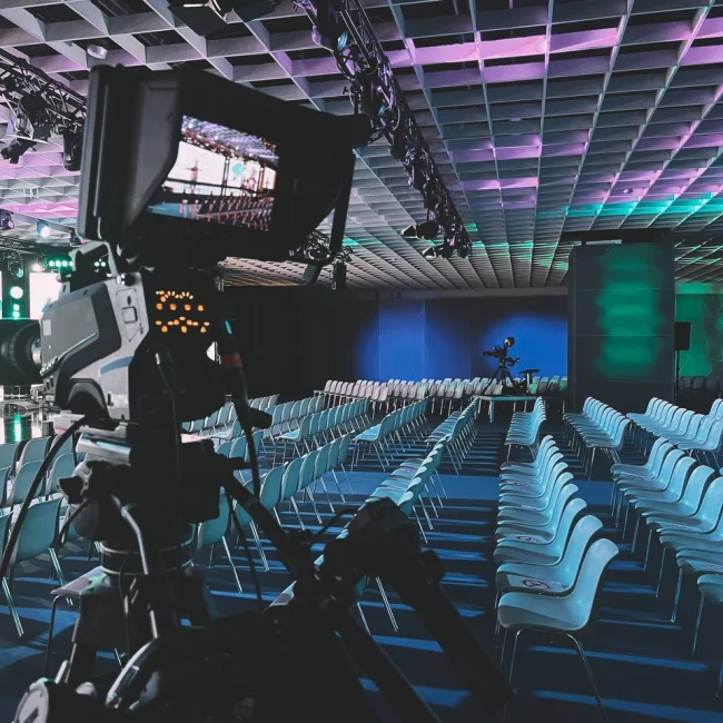 Corporate - Sala in allestimento con numerose sedie vuote