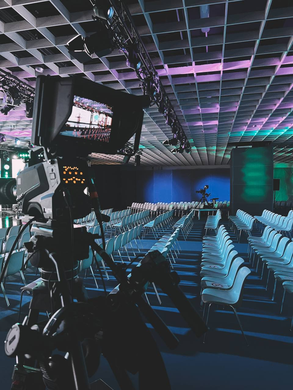 Corporate - Sala in allestimento con numerose sedie vuote