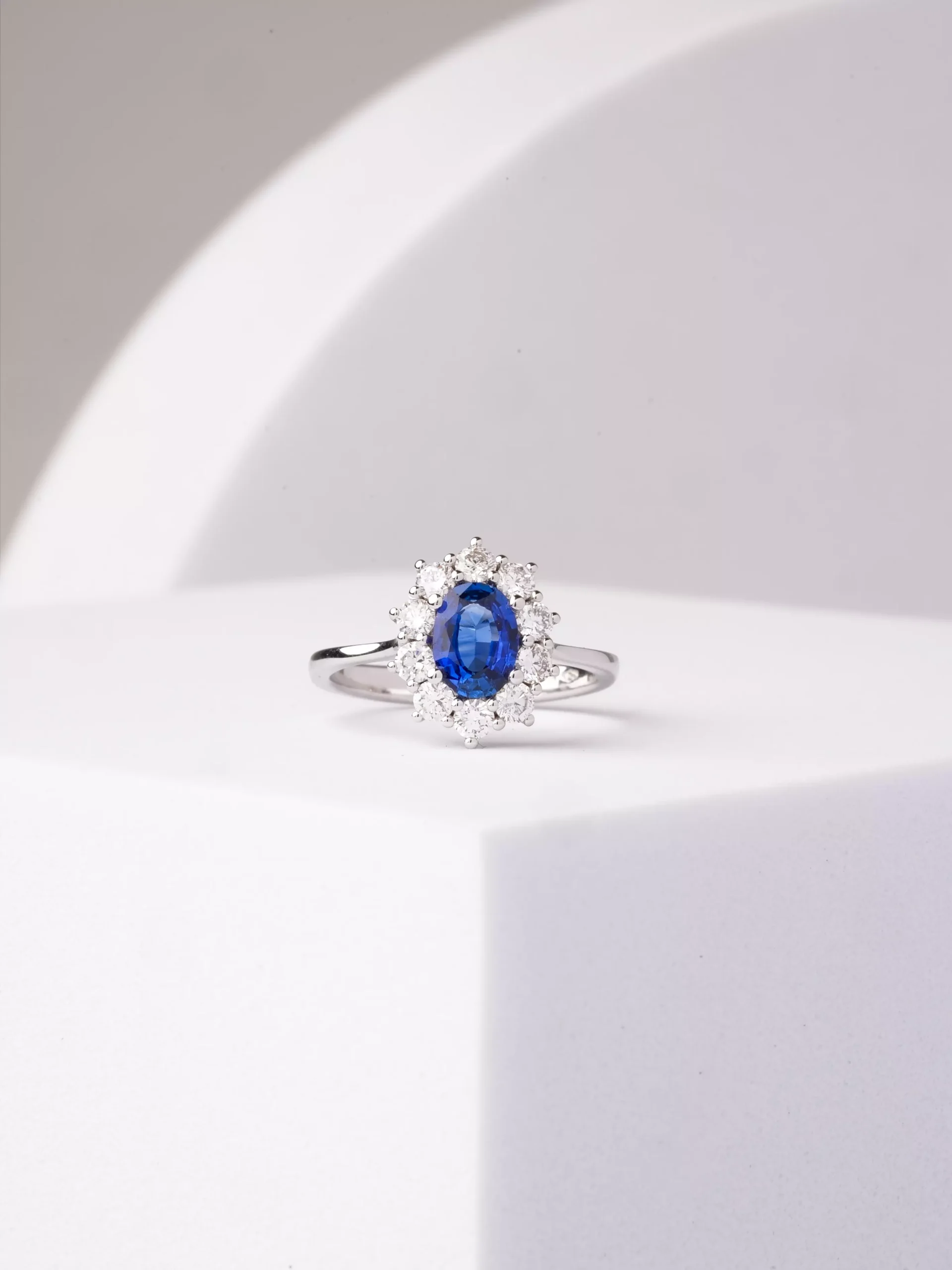 Gioielleria - Anello con pietra blu ornato da brillanti