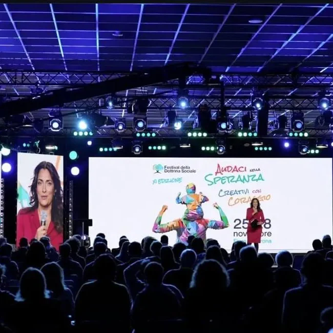 Corporate - Palco e pubblico per la festività della dottrina sociale