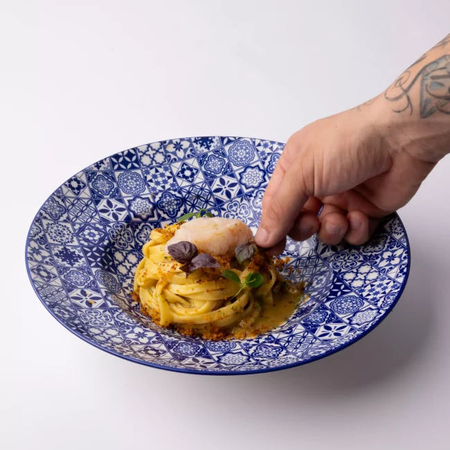 Food - Tagliolino e piatto blu con decorazioni