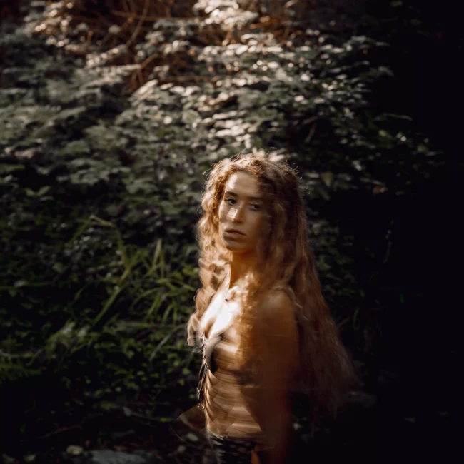 Personal Branding - Ragazza nella foresta che guarda verso la camera
