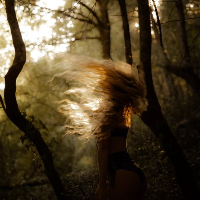 Personal Branding - Ragazza nella foresta che smuove i capelli