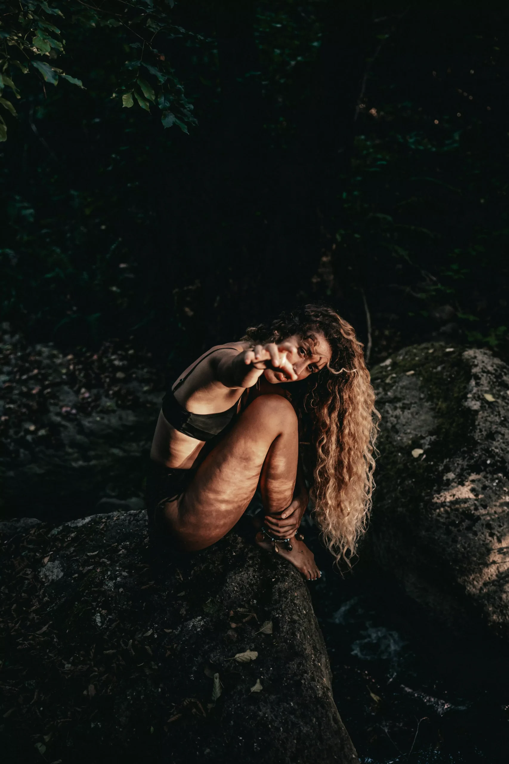Personal Branding - Ragazza nella foresta che porge il braccio verso la camera