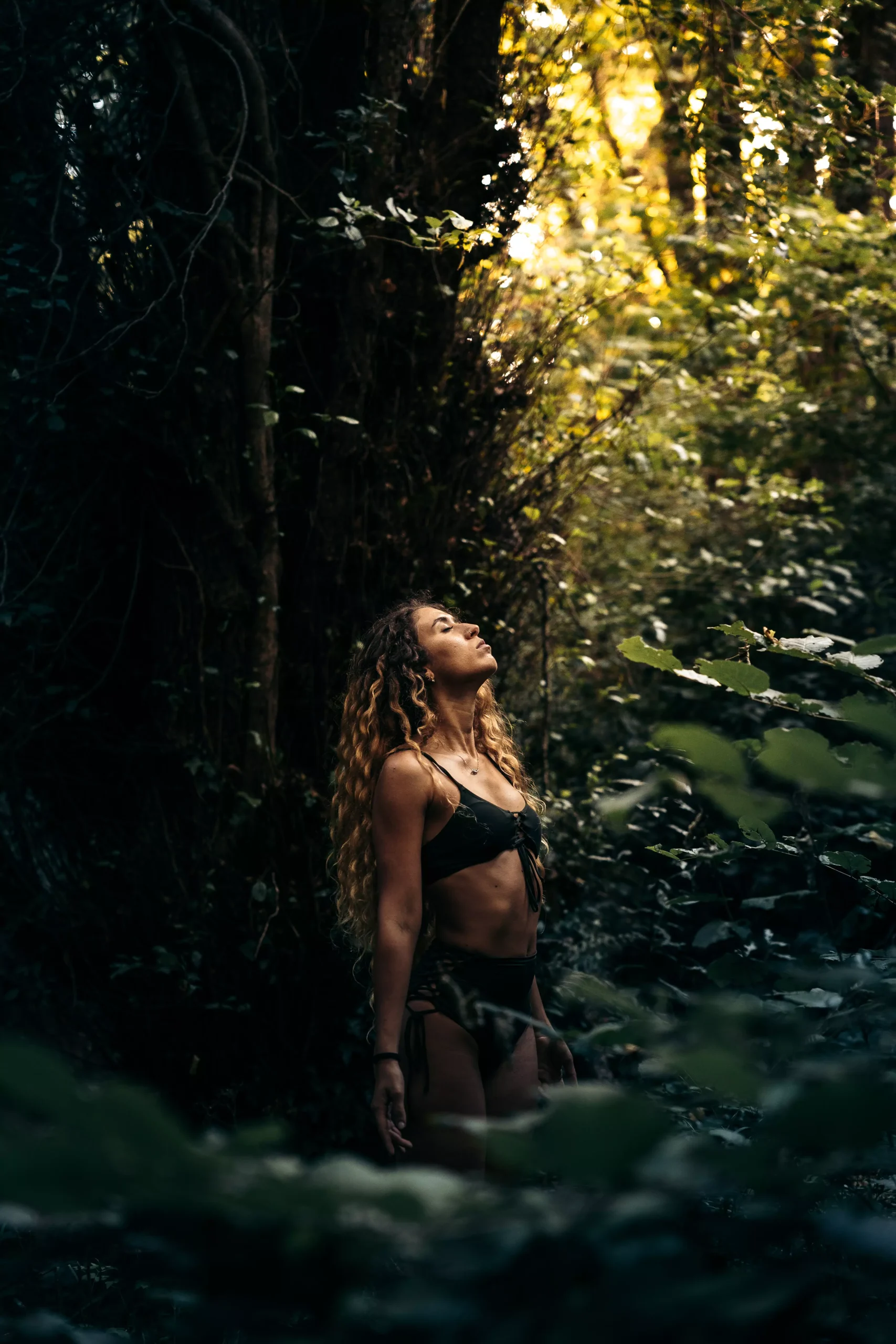 Personal Branding - Ragazza in pace nella foresta, i raggi del sole le toccano il viso