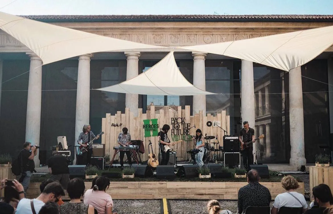 Live - Piccolo palco con musicisti