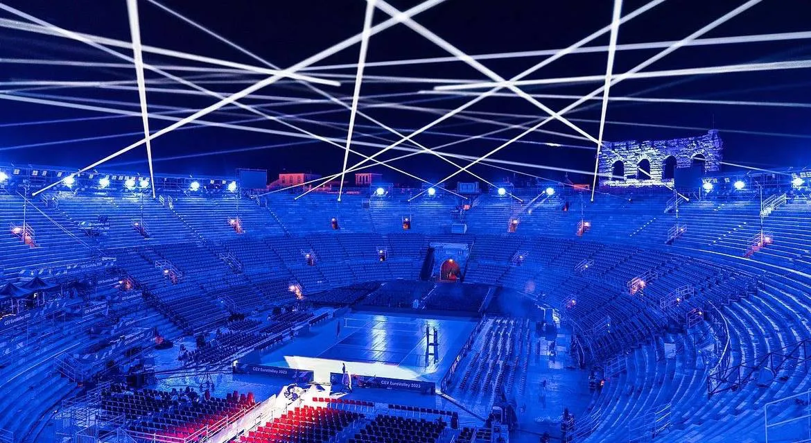 Manifestazioni - palco dentro l'arena di Verona e laser