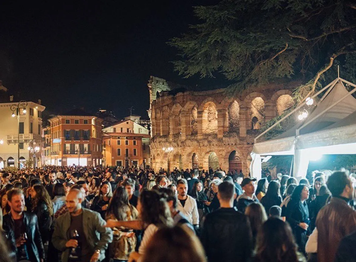 Manifestazioni - Folla in piazza e arena di verona