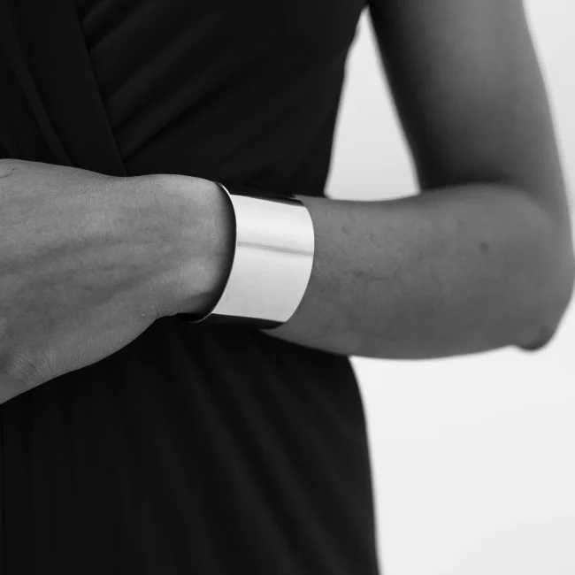 Prodotto - Ragazza con bracciale