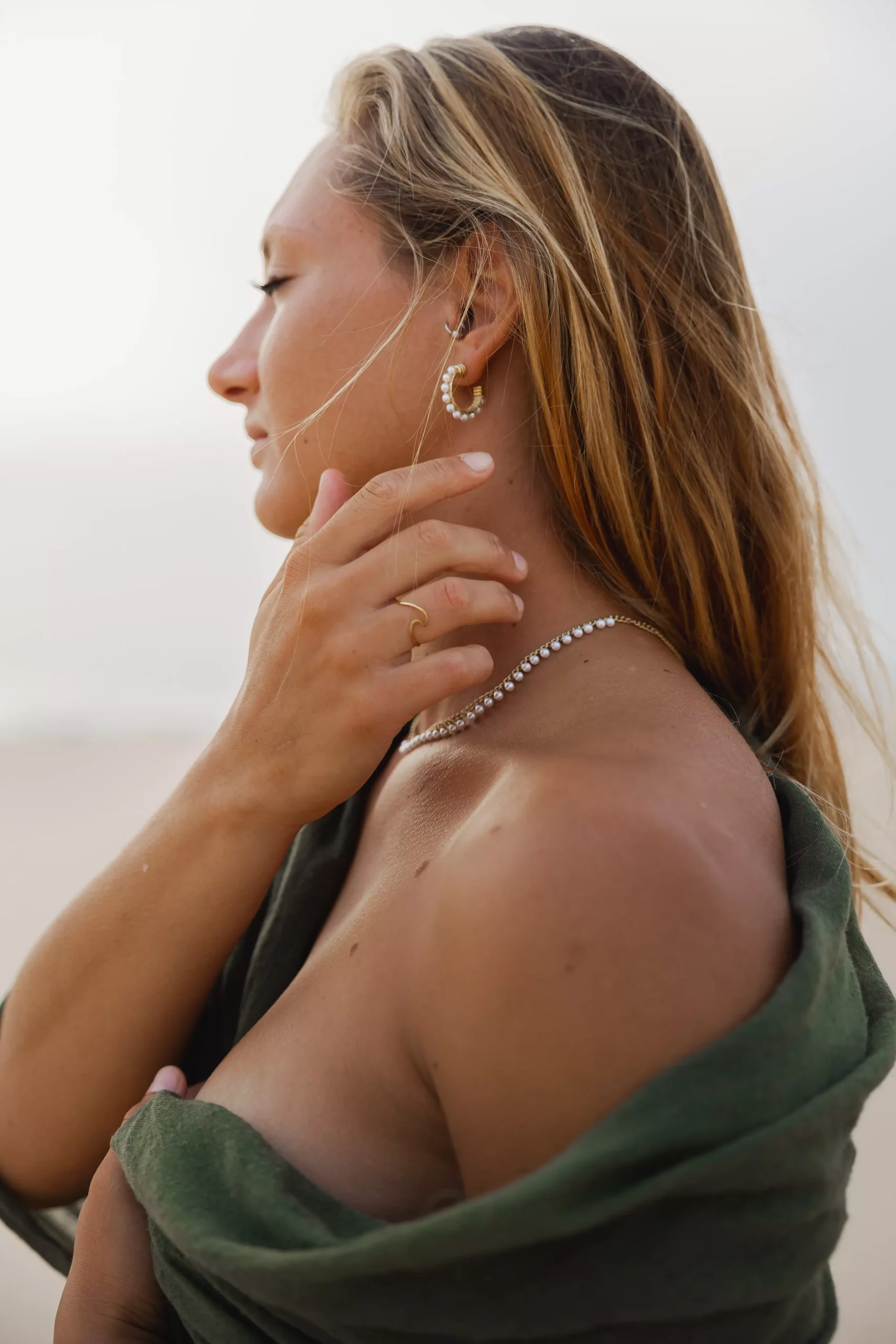 Prodotto - Ragazza con collana, anello e orecchino