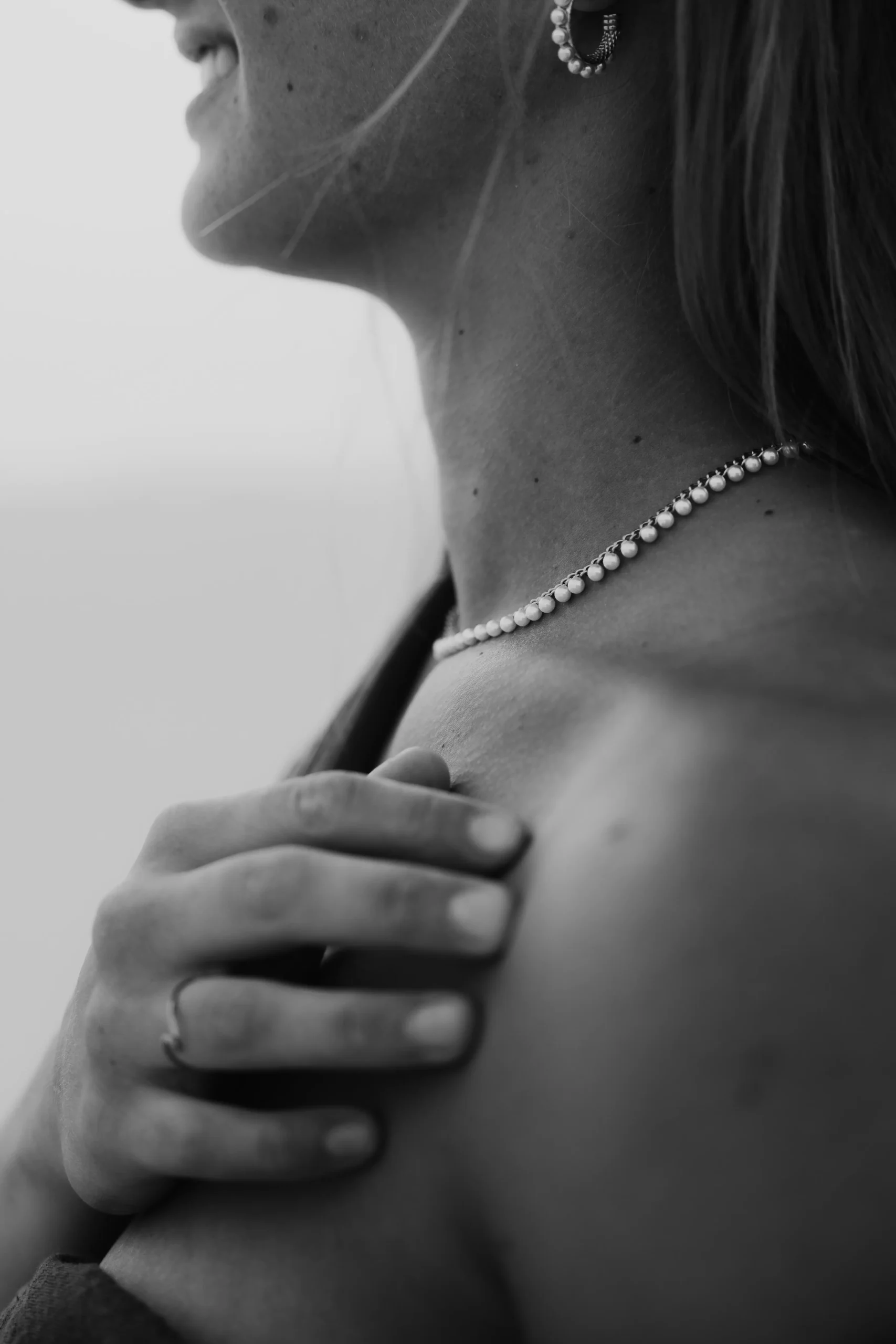 Prodotto - Ragazza con collana, anello e orecchino