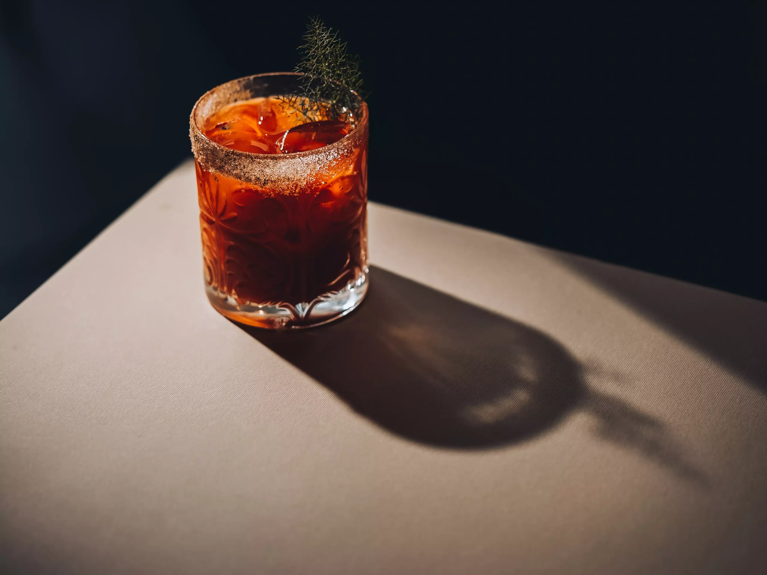 Cocktail And Wine - Bicchiere in penombra, rosso