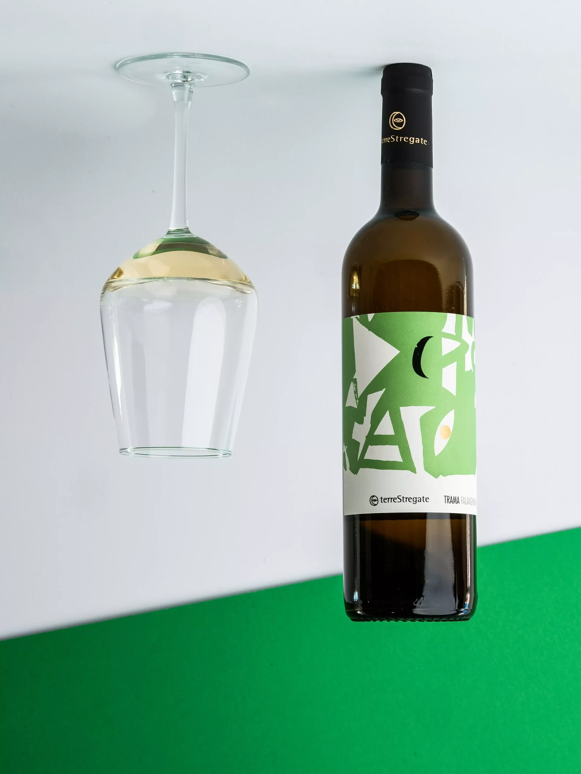 Cocktail And Wine - Bottiglia di vino al contrario e bicchiere