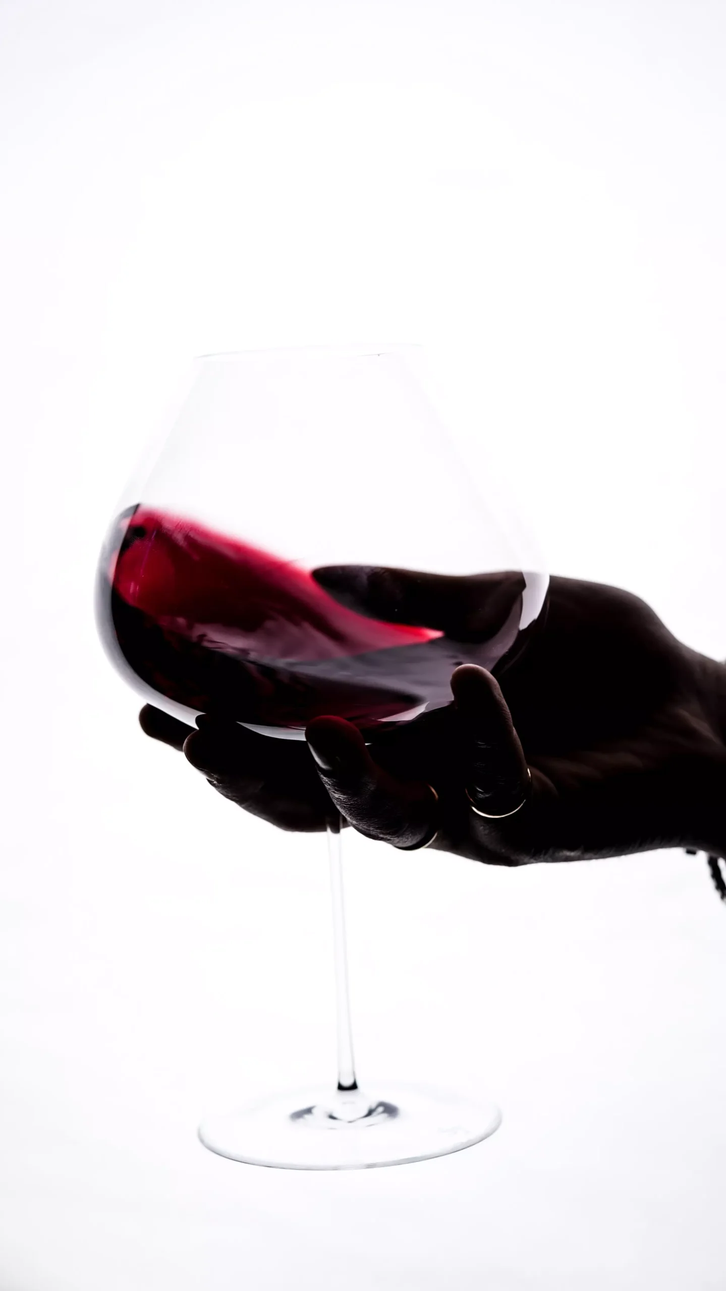 Cocktail And Wine - Mano di donna con bicchiere