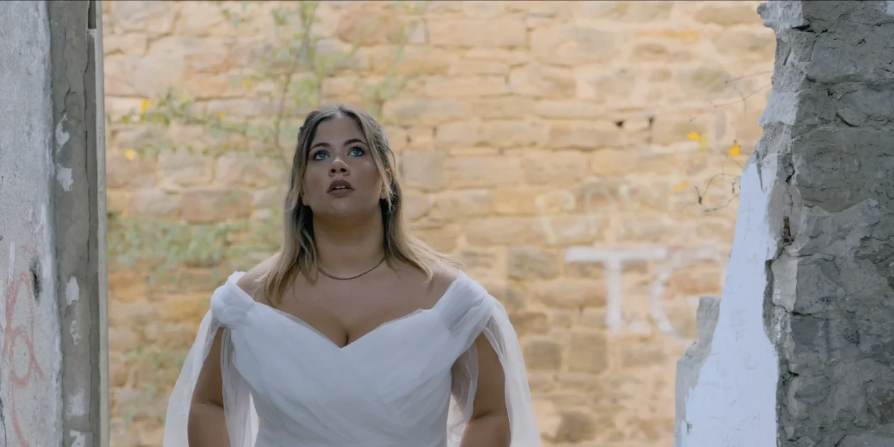 Alive - donna con vestito bianco che osserva