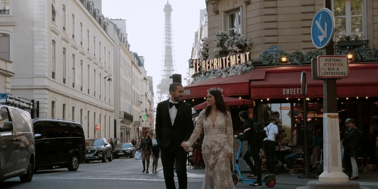 Matrimoni - Coppia di sposi che attraversano la strada