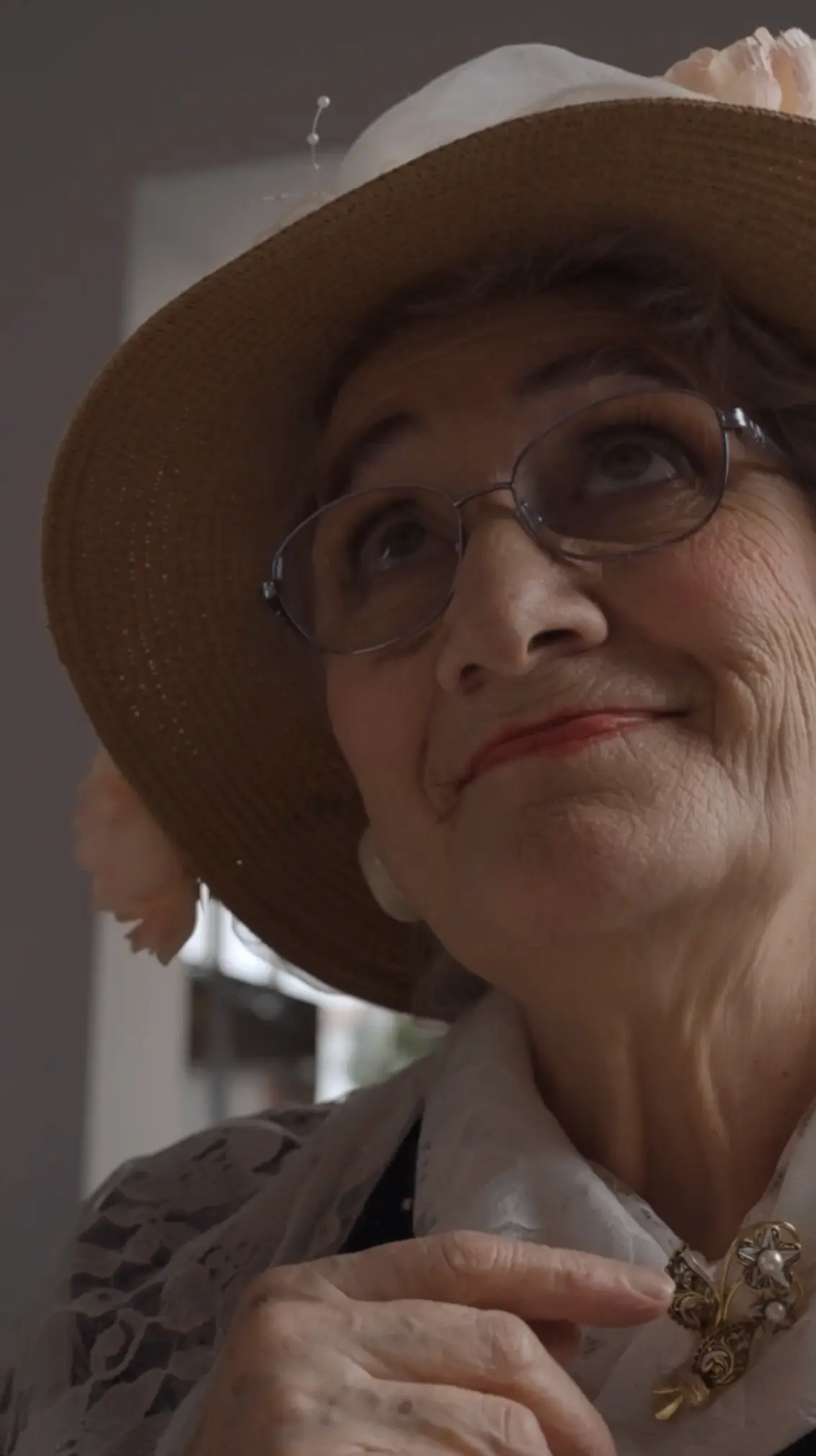 Brunch - Donna che guarda al cielo